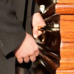 Sargträger – Nebenher dem Bestatter aushelfen Sargträger – Nebenher dem Bestatter aushelfen