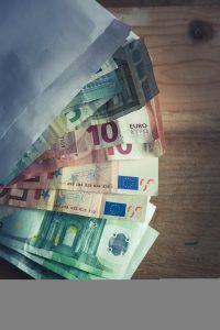Geldscheine auf Tisch