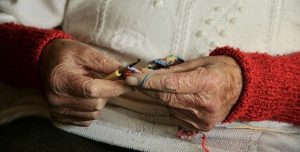 Alte Frauenhände strickend