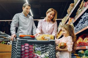 Familie beim Einkauf