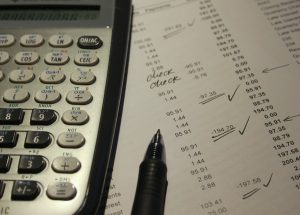 Tischrechner mit Zahlenliste