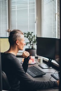Mann bildet sich am Computer weiter
