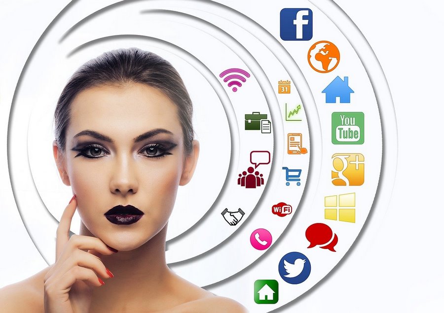 Frau mit Apps graphisch angeordnet