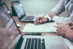 Männerhände über Statistikbogen